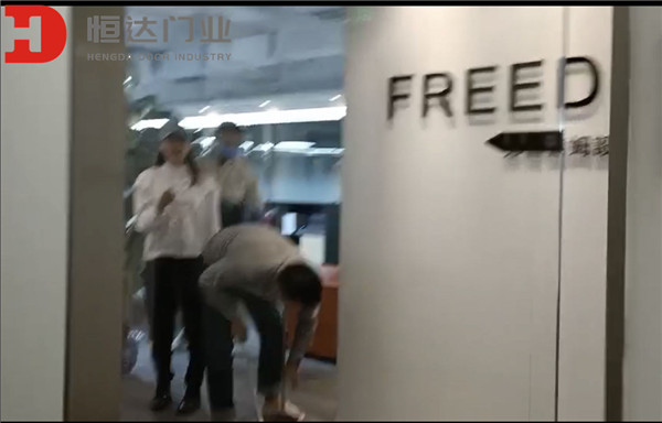 華潤大廈單扇玻璃感應門安裝完畢